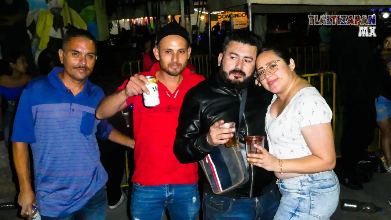 Los amigos carnavaleros disfrutando la noche en Tlaltizapán.