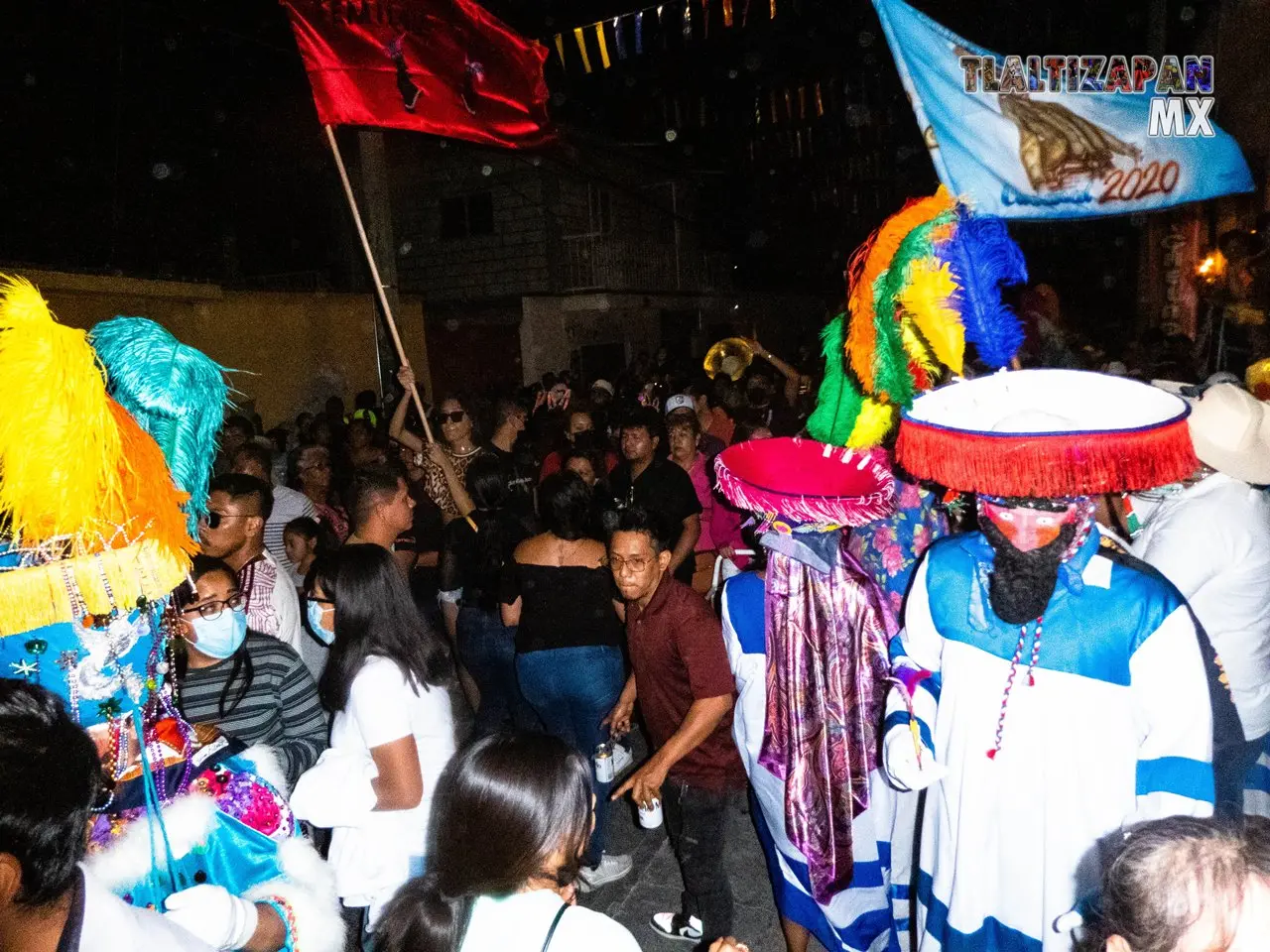 La comparsa ondea sus banderas en el carnaval de Tlaltizapán.