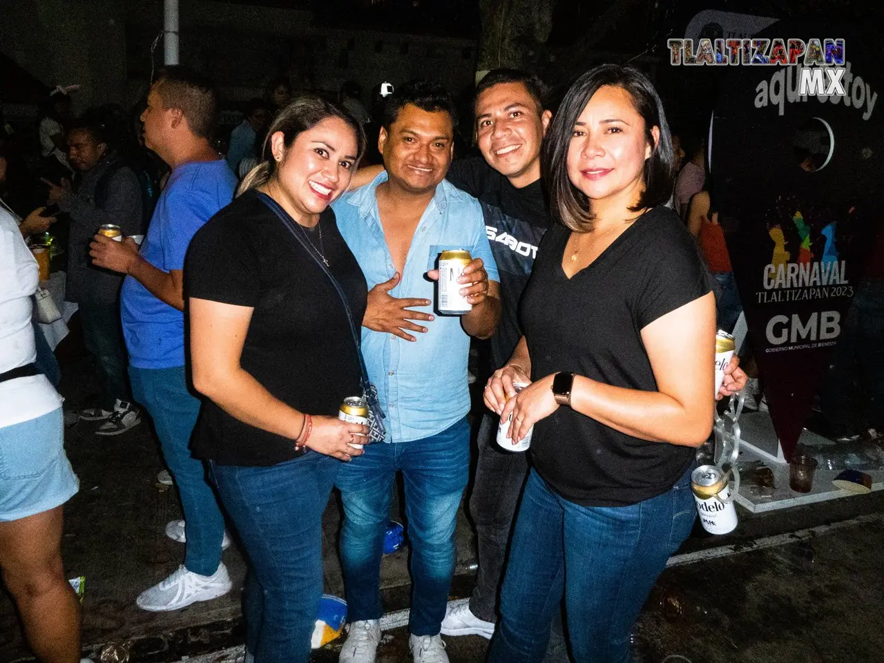 Disfrutando de la noche de sábado de carnaval.