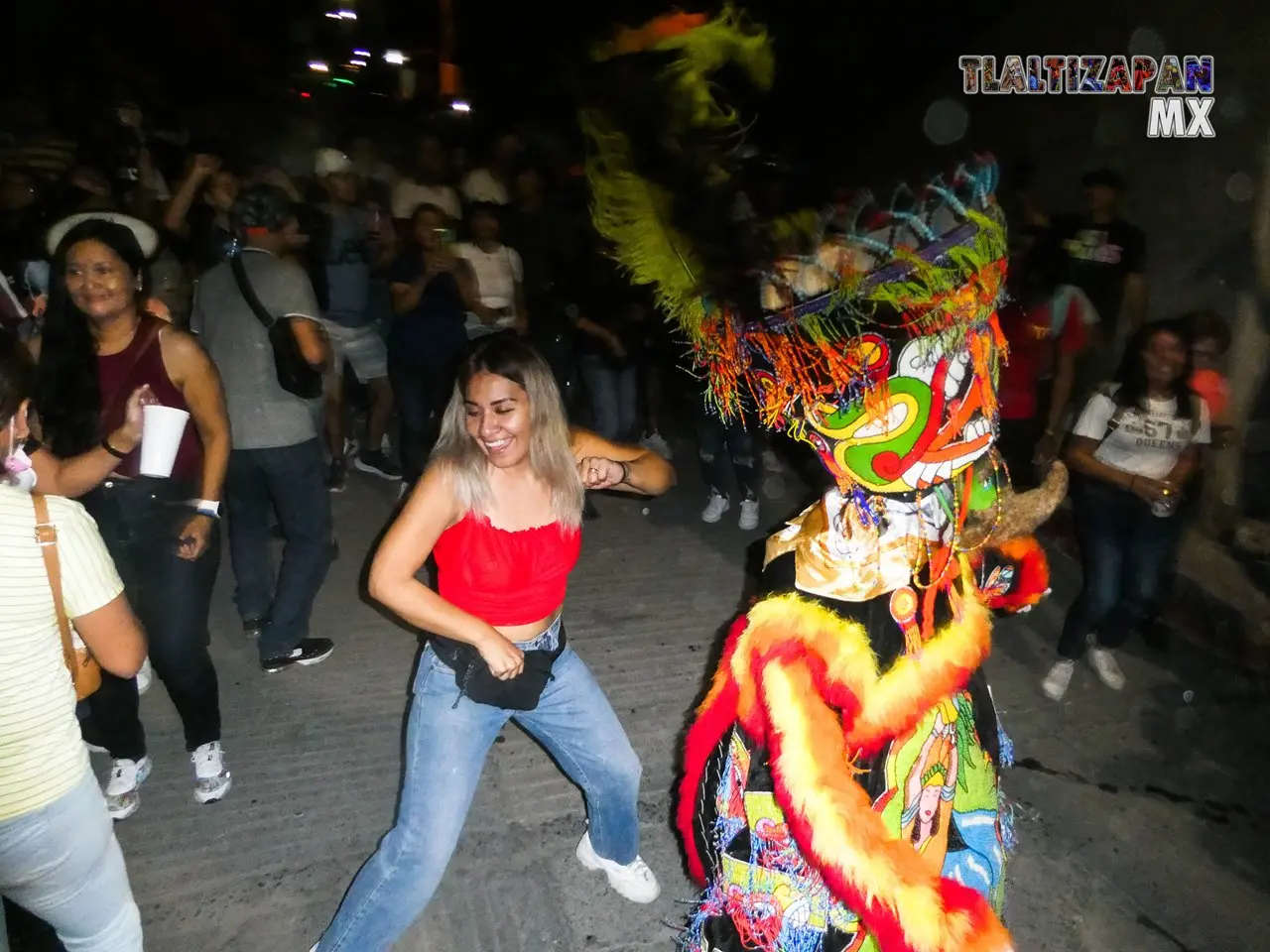 Brincando al tradicional son del chinelo.