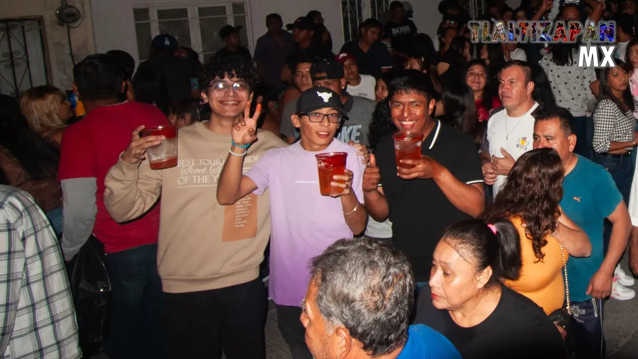 Un grupo de amigos se reúne para capturar un momento especial.