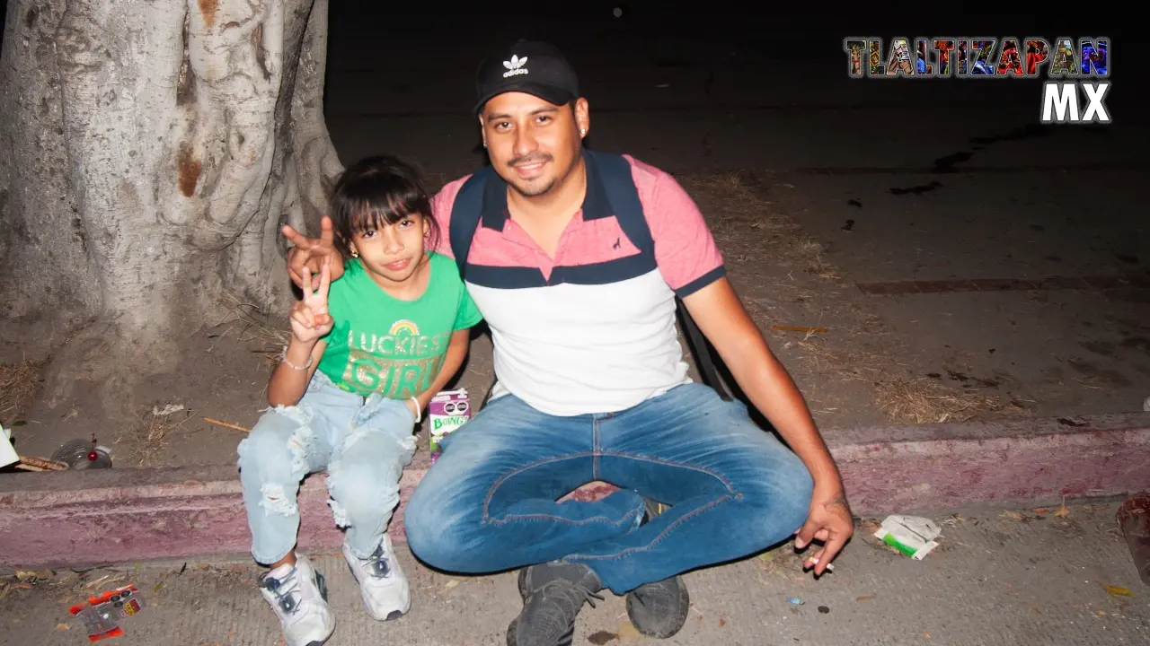 Chicos descansando de un día lleno de aventuras , chinelos y juegos