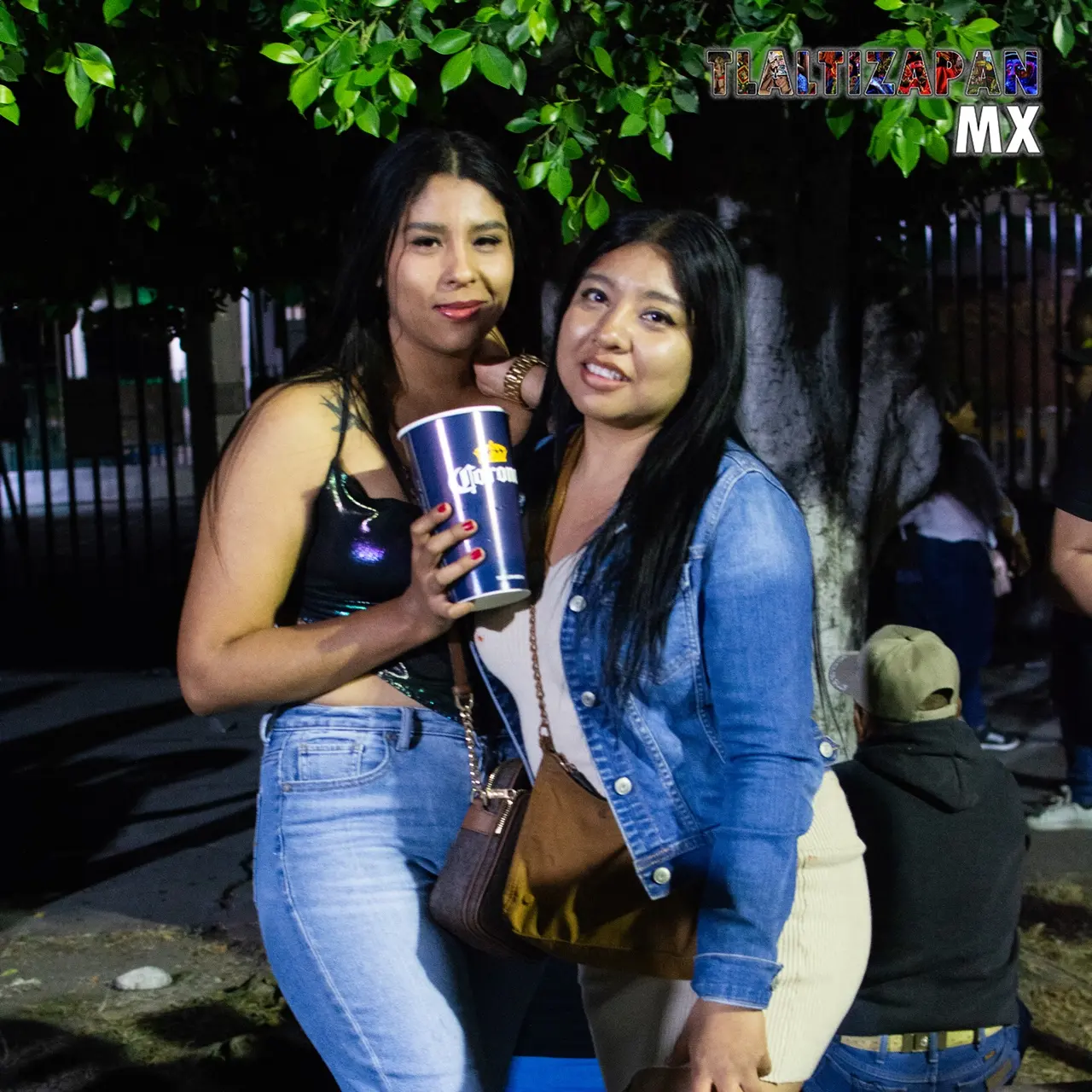 Amigas pasando un día muy divertido en el carnaval de Tlaltizapán 2024