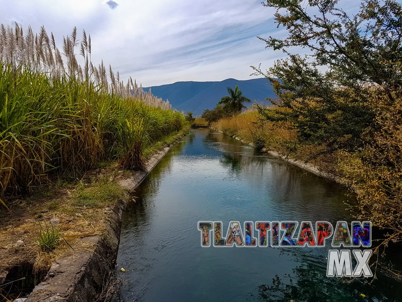 El canal de riego rumbo al cerro de Santa María en Tlaltizapán