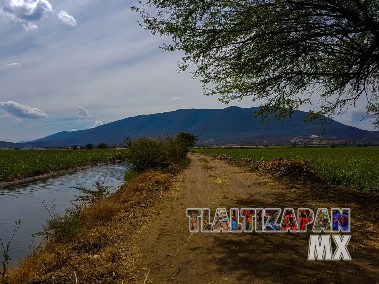 Paisaje del canal de riego y el cerro Santa María de Tlaltizapán, Morelos, México.