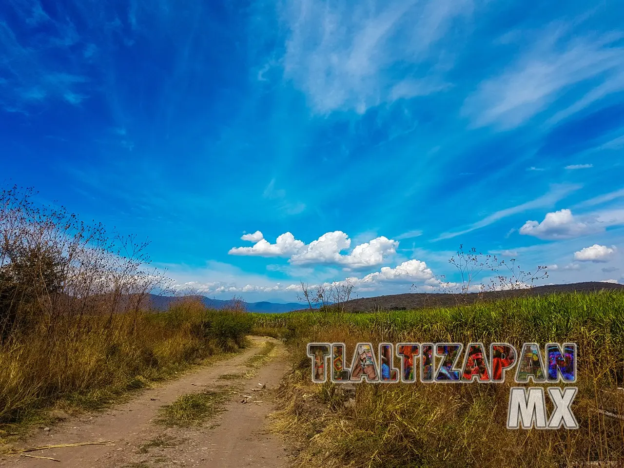 Camino a la orilla del Canal en un día muy bonito – Tlaltizapán, Morelos, México.