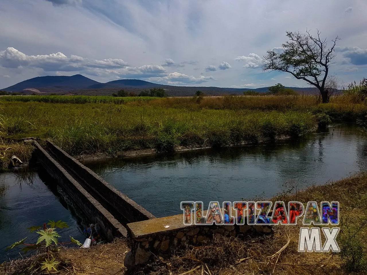 Un bello paisaje del canal de riego de Tlaltizapán, Morelos, México