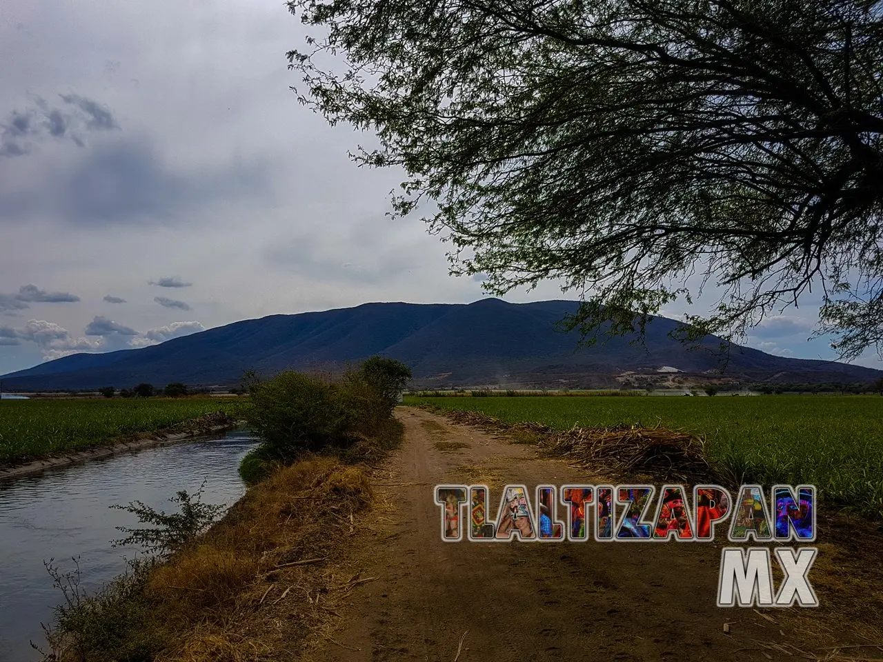 Hermoso paisaje del canal de y el Cerro de Santa María ubicados en Tlaltizapán, Morelos.