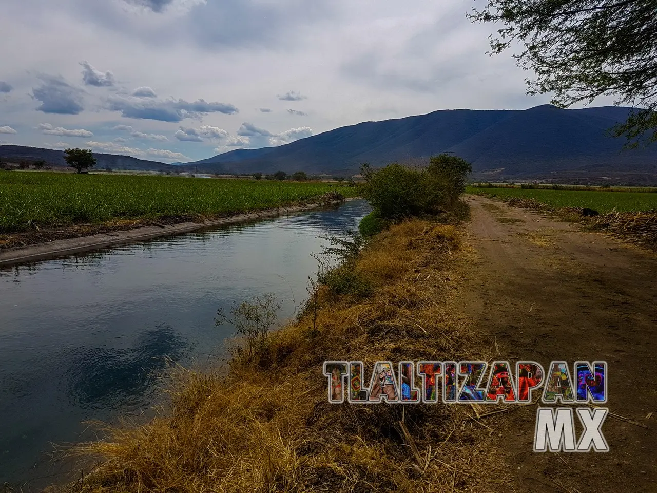 Bello paisaje del canal de y el Cerro de Santa María ubicados en Tlaltizapán, Morelos.