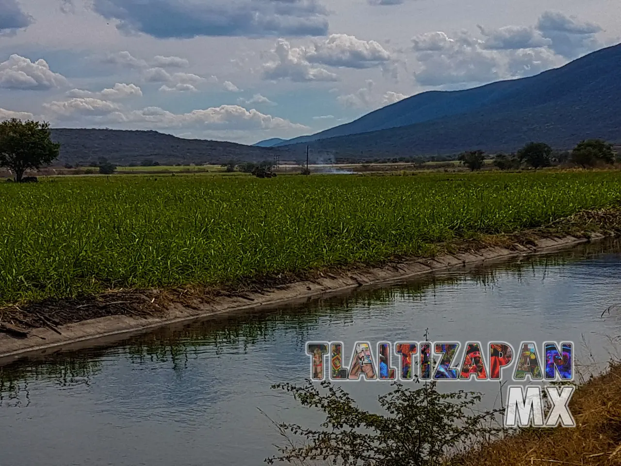 Paisaje del canal, los campos y cerros de Tlaltizapán, Morelos, México