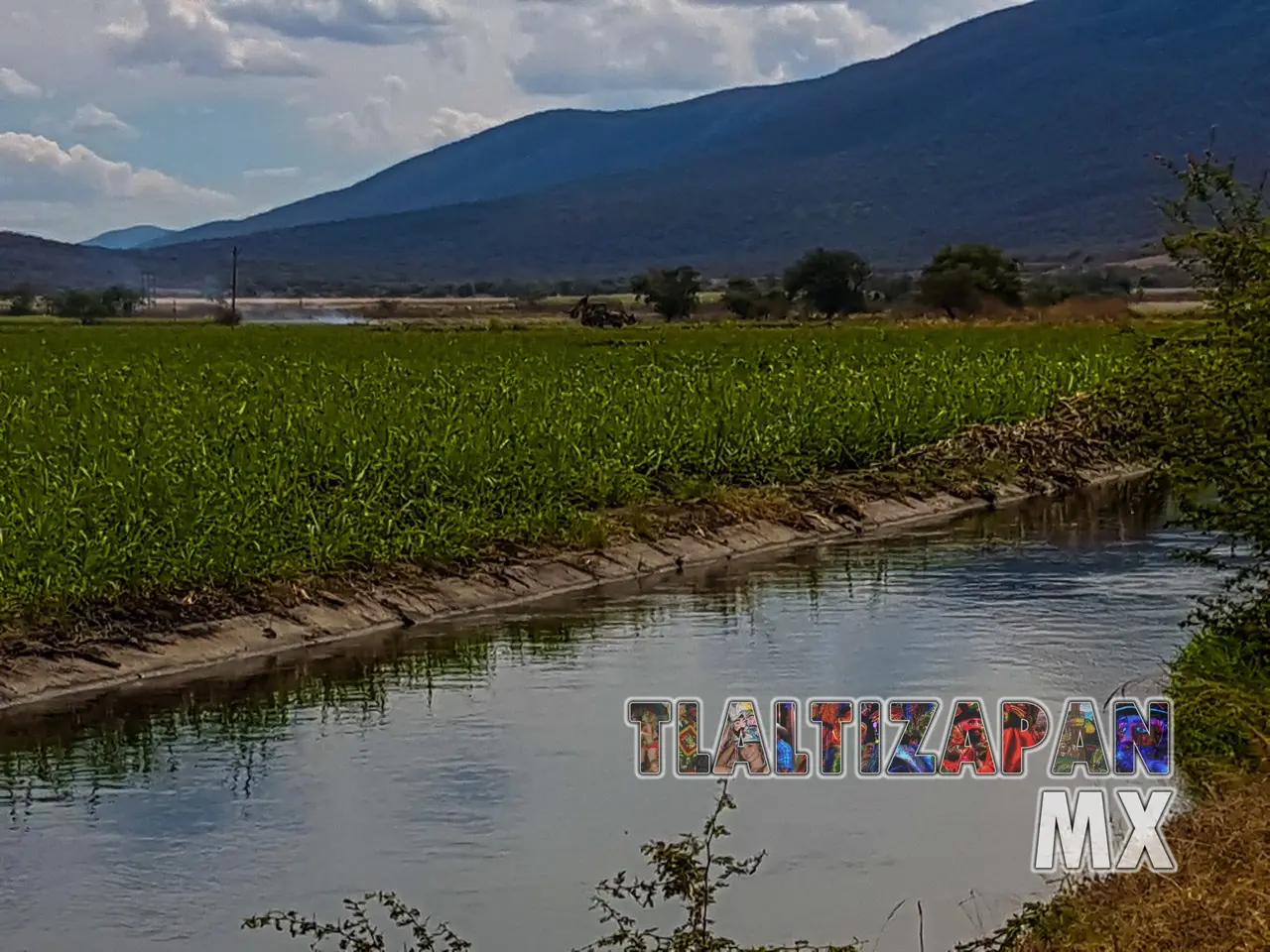 Paisaje del canal, los campos y el cerro Santa María de Tlaltizapán, Morelos, México