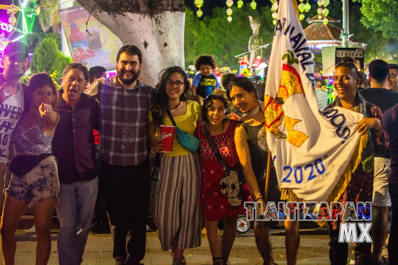 Amigos felices en el carnaval