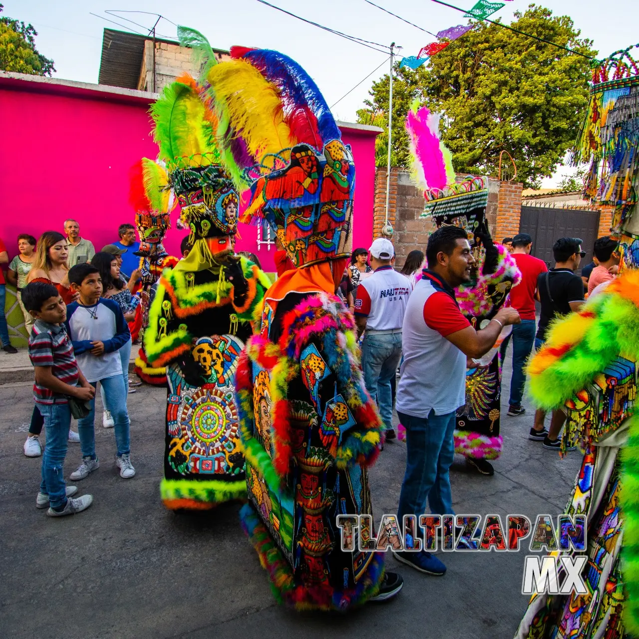 Los chinelos durante carnaval de Tlaltizapán.