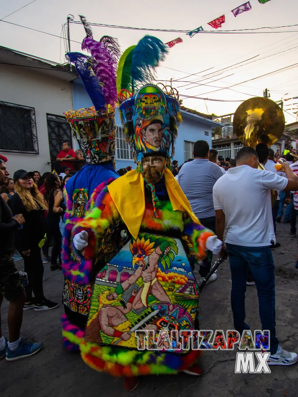 Chinelos avanzando cerca de la banda de viento.