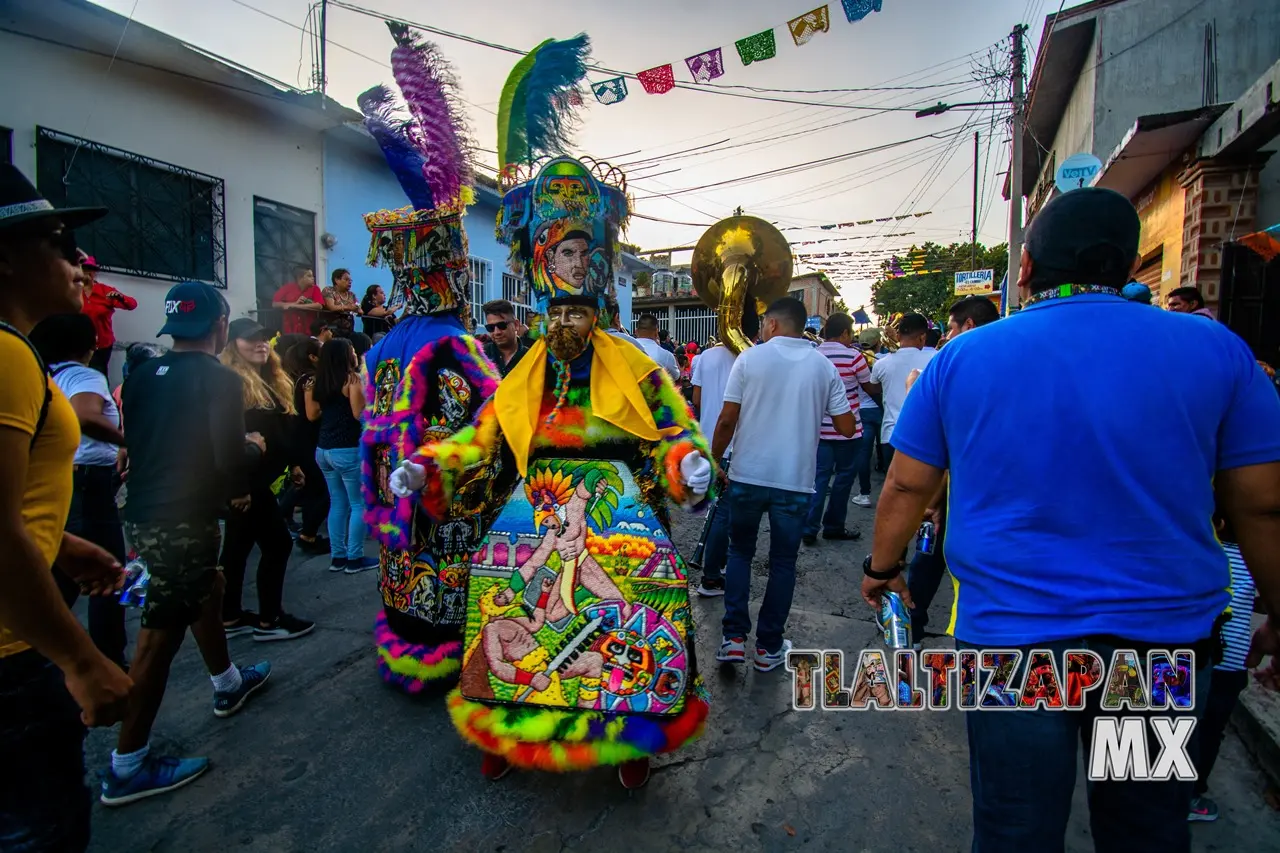 Chinelo con adornos alusivos a guerrero águila.