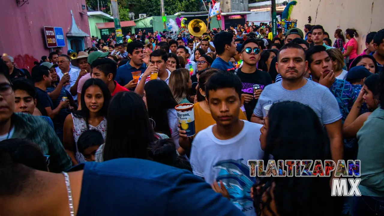 La multitud toma un pequeño descanso en la calle enfrente del cuartel de Emiliano Zapata