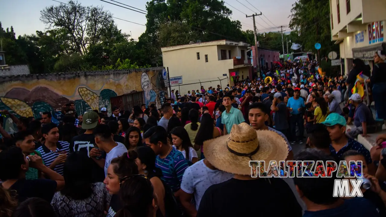 Toda la gente espera que la banda empiece a tocar nuevamente los chinelos , mientras platican y beben