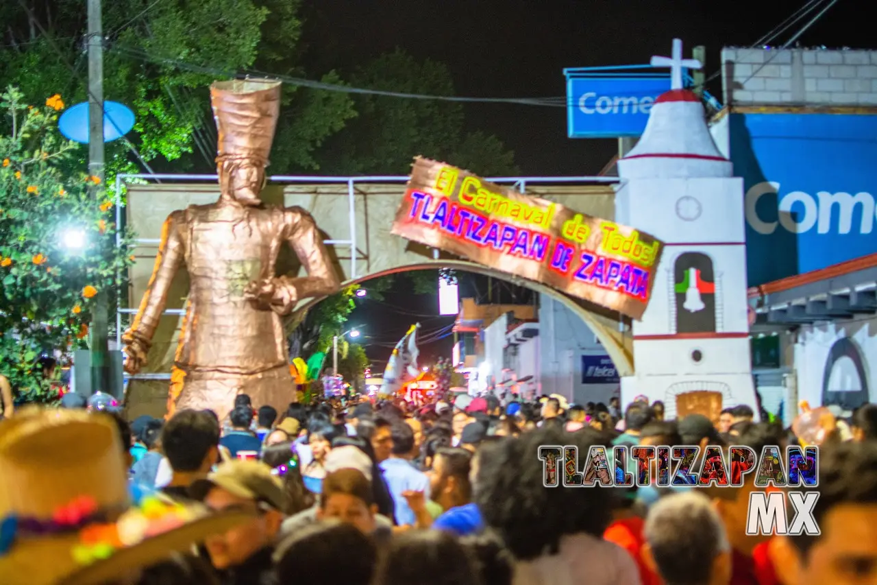 El recorrido de la comparsa por la Avenida 5 de Febrero de Tlaltizapán a punto de llegar al arco de Chinelo en el centro del municipio, oleadas de per