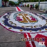 Imagen del Santisimo Sacramento plasmado en los tapetes de aserrin de Tlaltizapán, Morelos