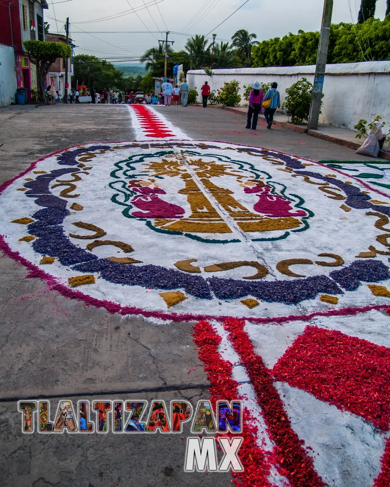 Imagen del Santisimo Sacramento plasmado en los tapetes de aserrin de Tlaltizapán, Morelos