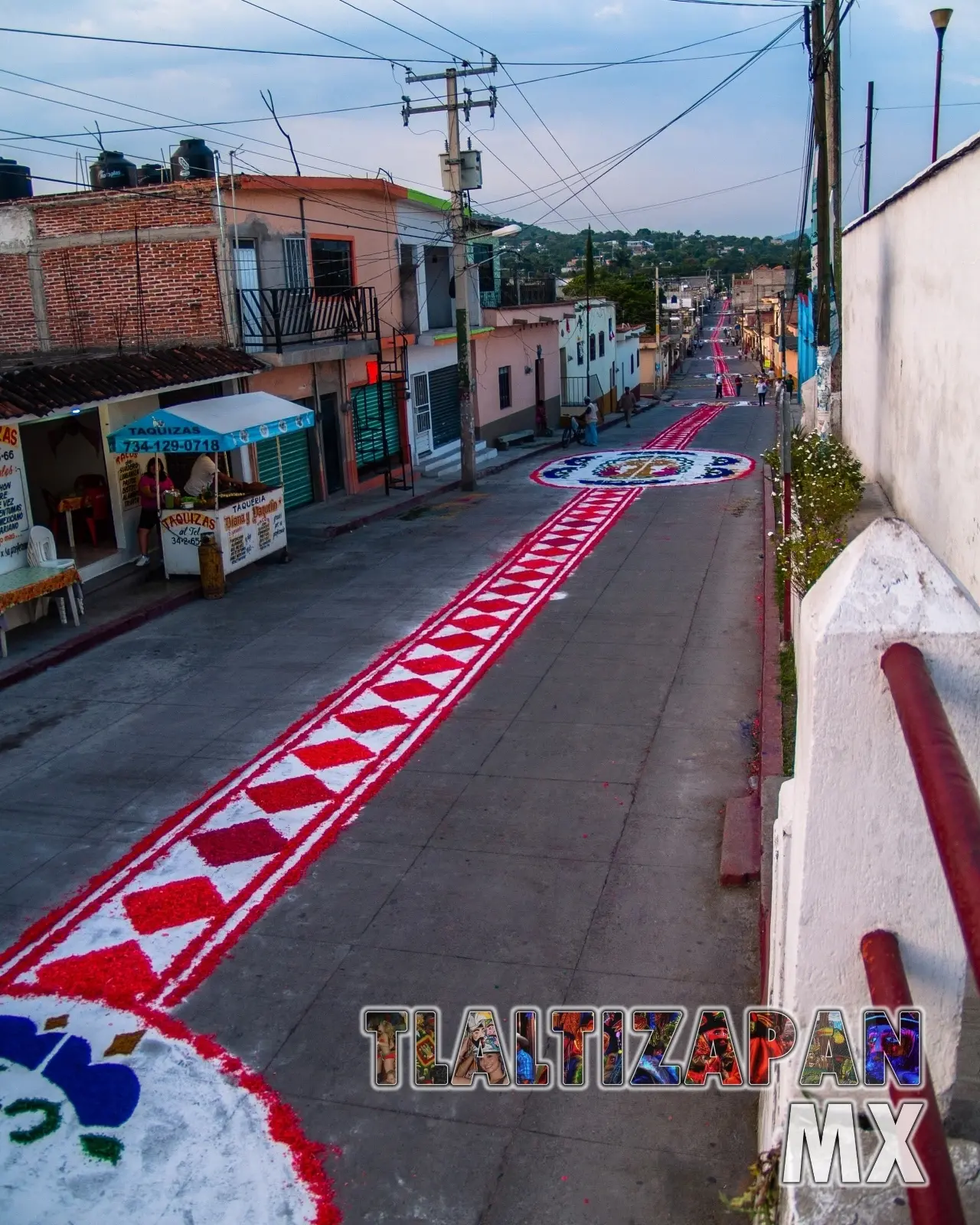 Calle Vicente Guerrero del centro de Tlaltizapán adornado con tapes de acerrín