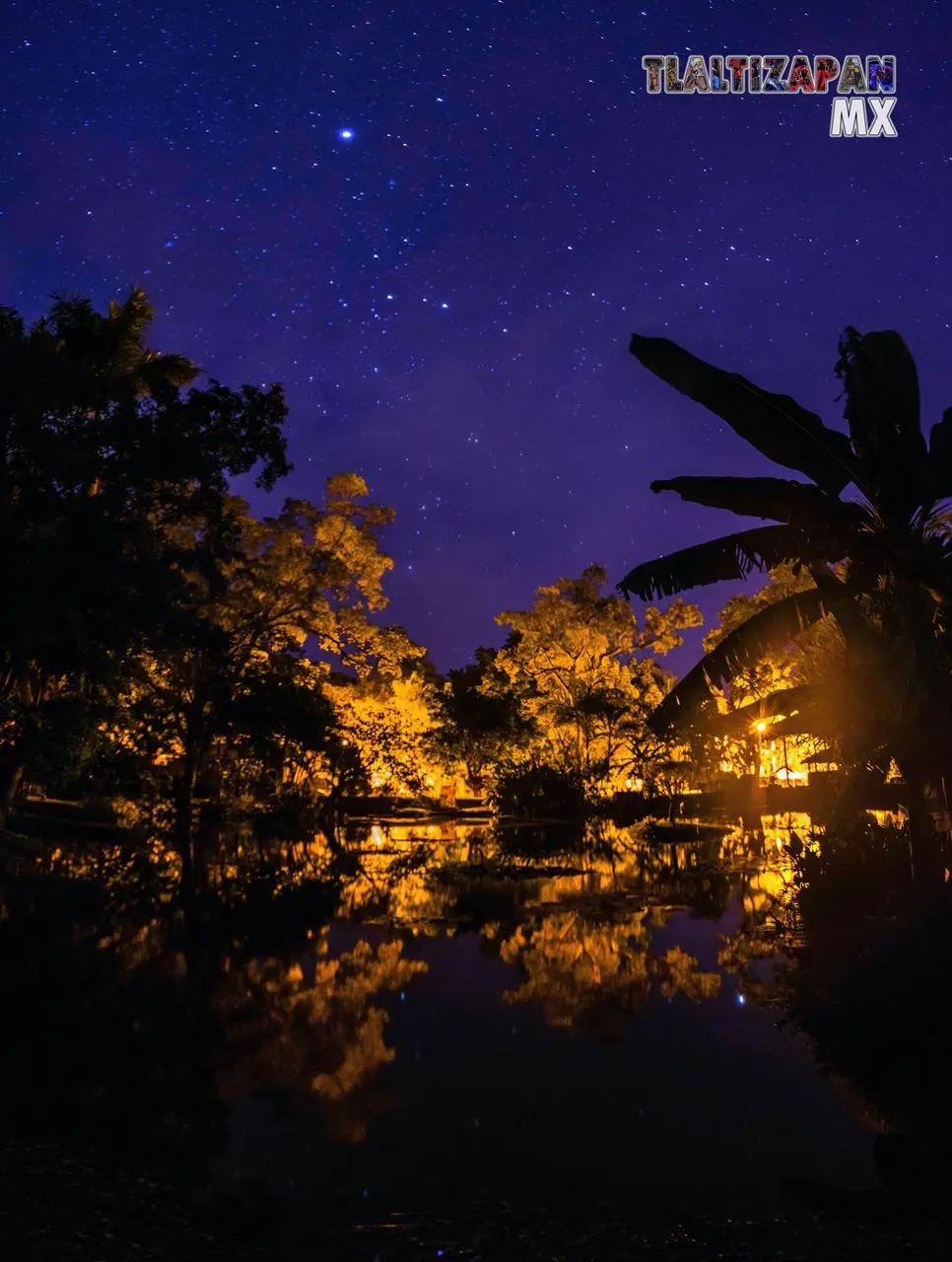 Hermoso paisaje nocturno frente al lago en Tlaltizapán