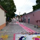 Tapetes sobre la calle Vicente Guerrero