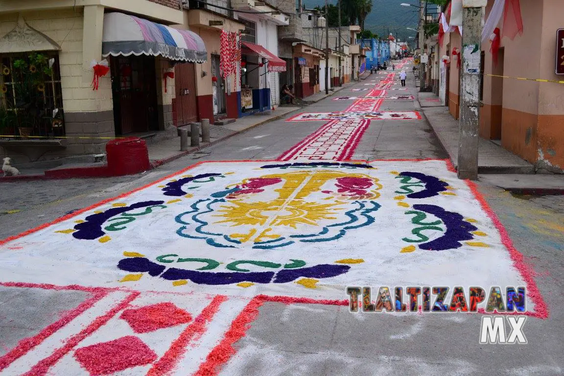 Tapete con Figura alusiva al Santísimo Sacramento en Tlaltizapán Morelos