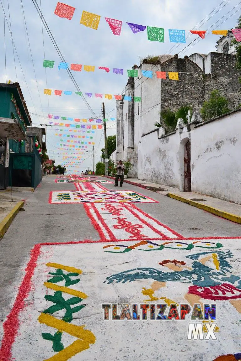 Tapetes en la calle Leona Vicario al costado de la Iglesia.