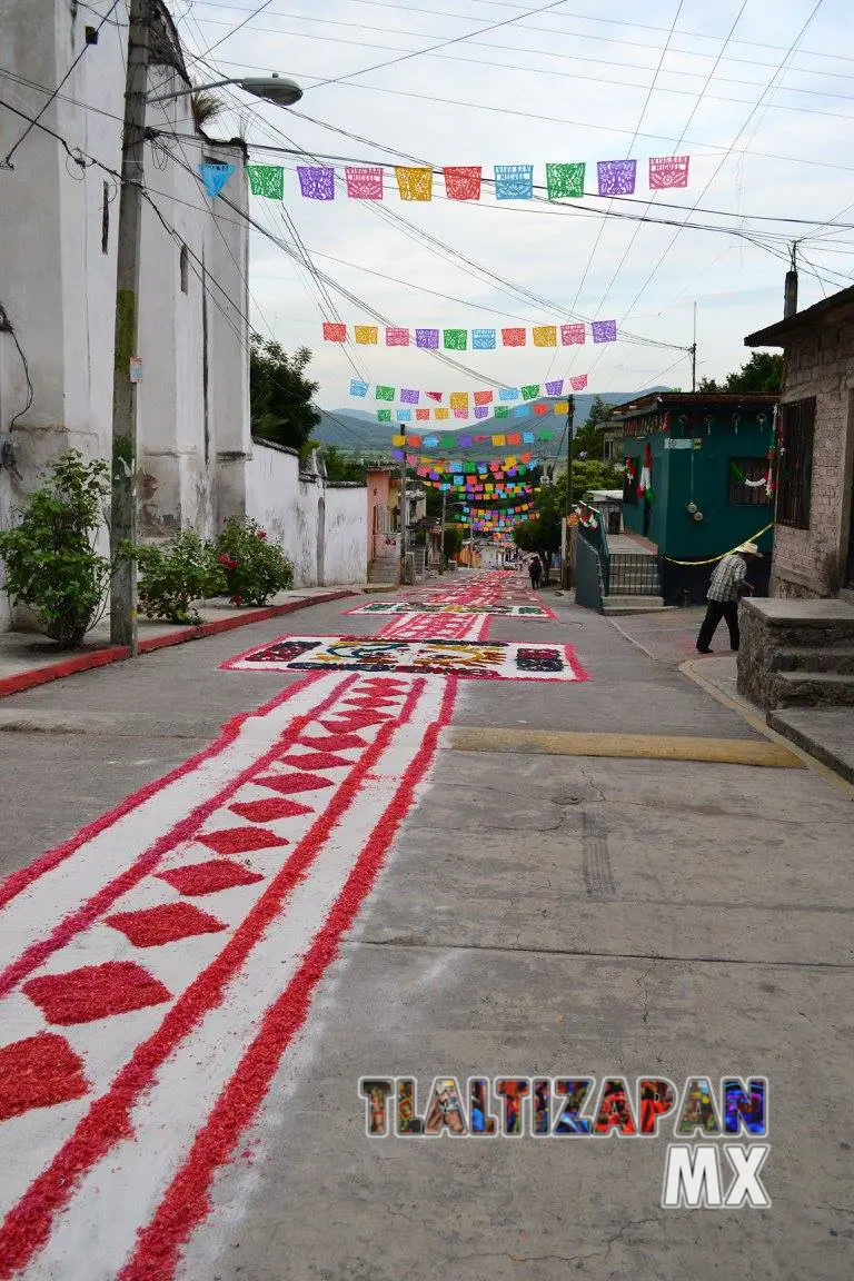 Bajando por la calle Leona Vicario.