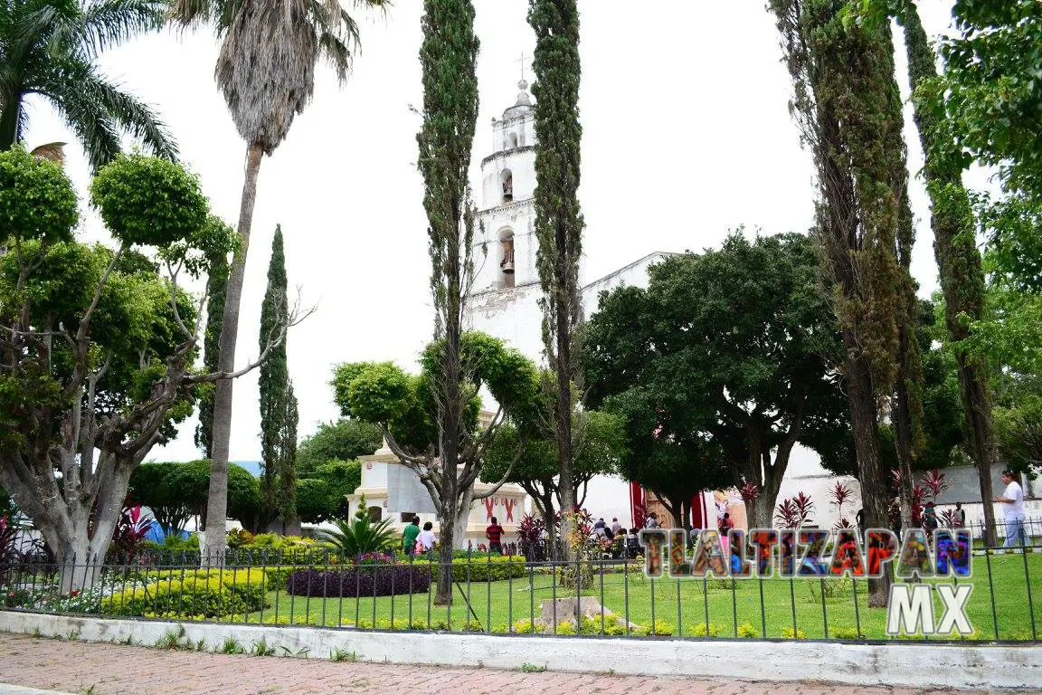 Reuniéndose en la entrada de la Iglesia.