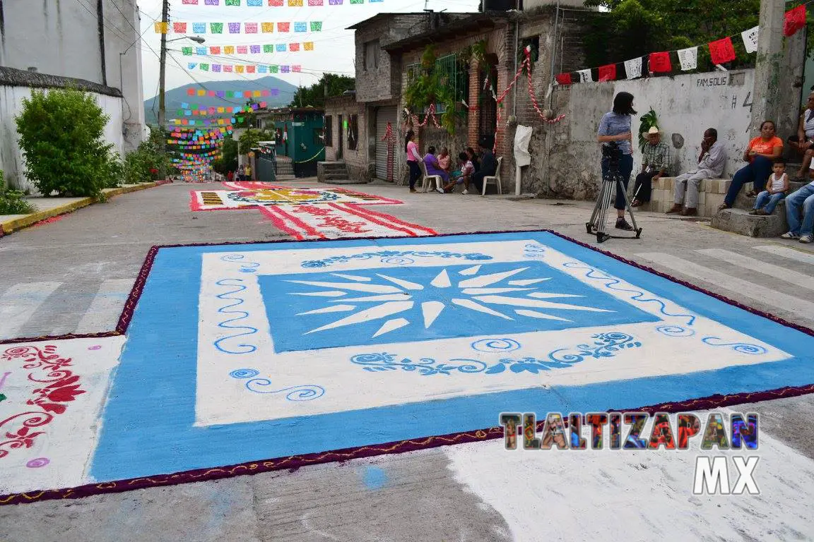 Gran Tapete a las afueras de la iglesia en Tlaltizapán.