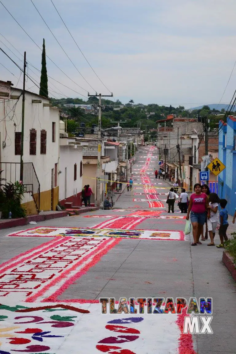 La Vicente adornada con tapetes