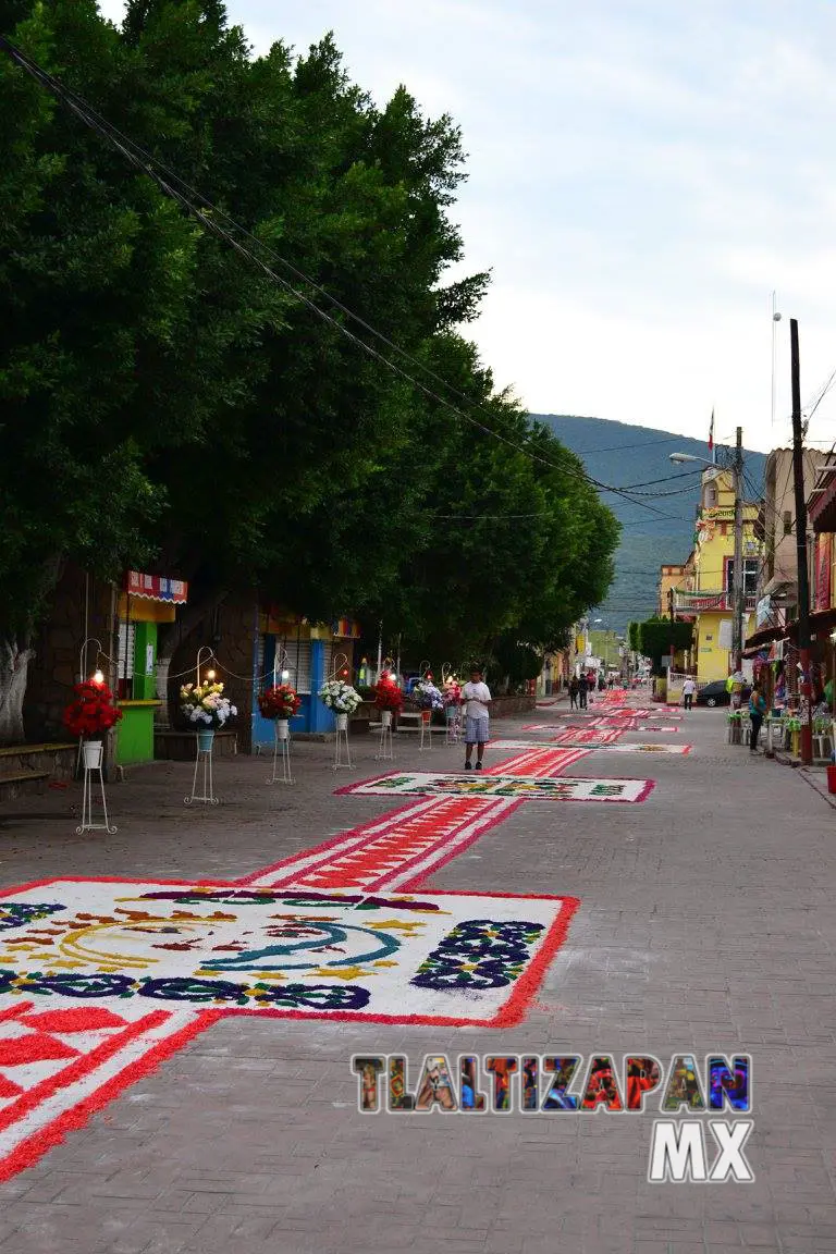 Tapetes colocados cerca del centro de Tlaltizapán.