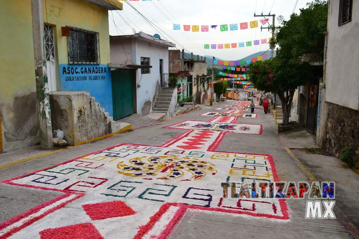 Tapetes en calles de Tlaltizapán.