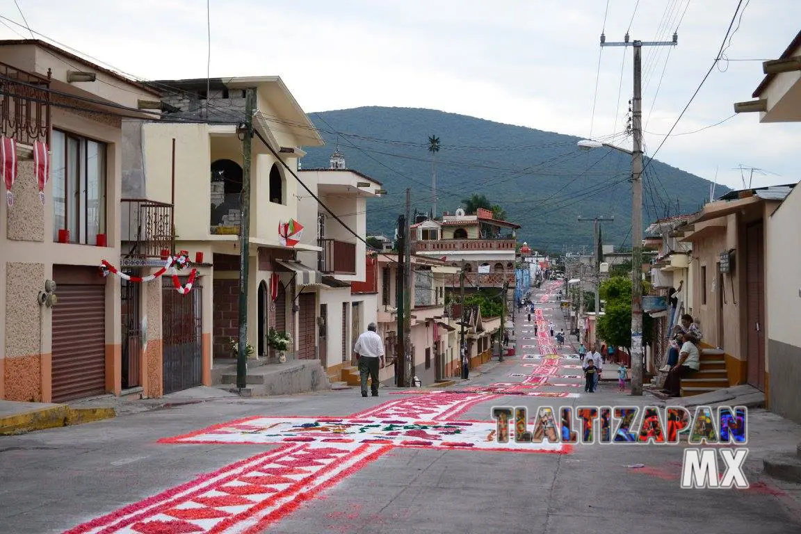 En la Vicente Guerrero rumbo a la iglesia.