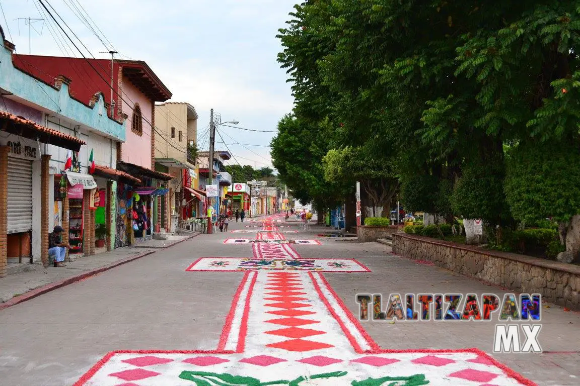 En el centro de Tlaltizapán Morelos los tapetes sobre calle Hidalgo Sur.