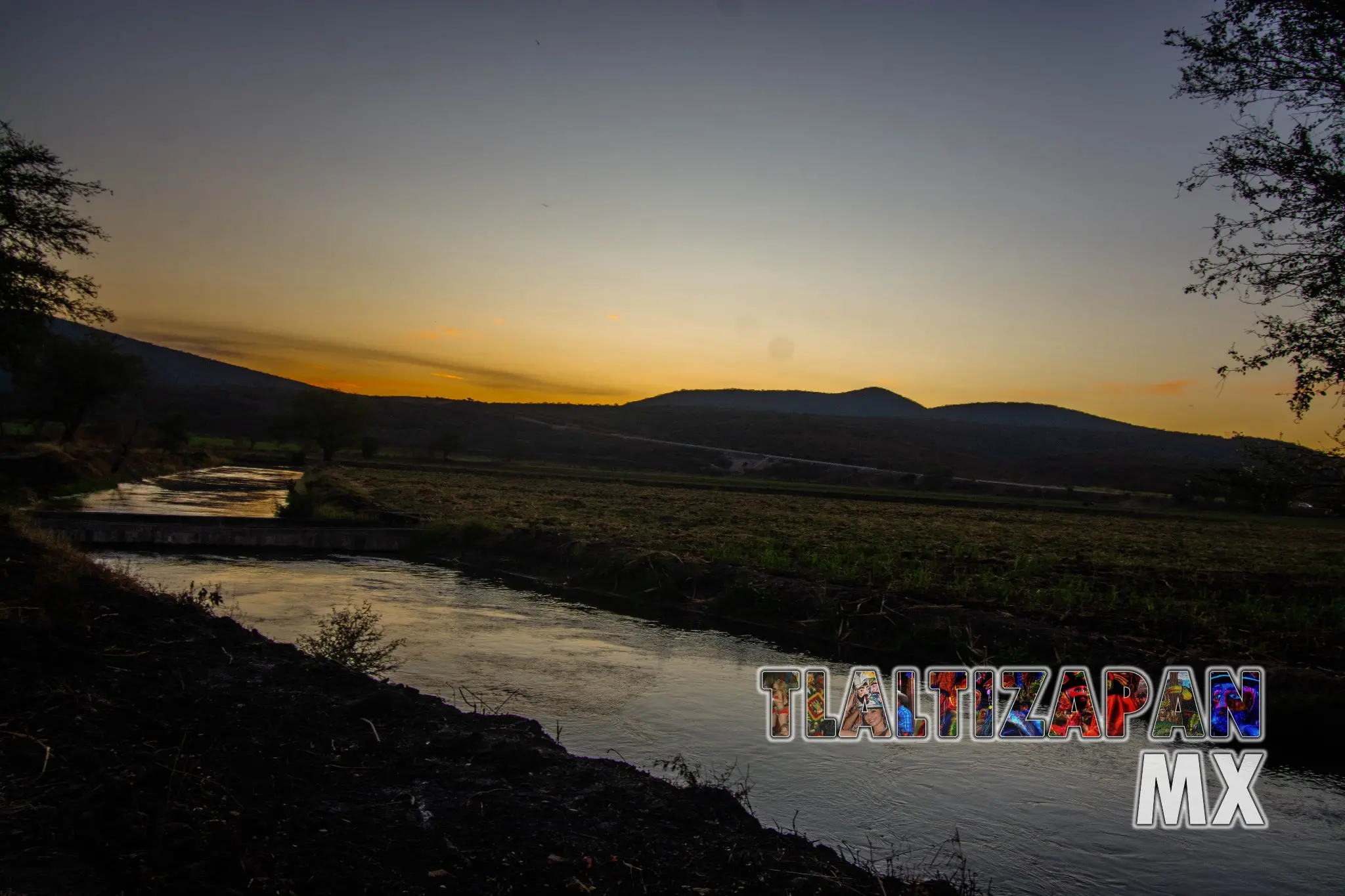 Amanecer visto desde el canal de Tlaltizapán, Morelos, México