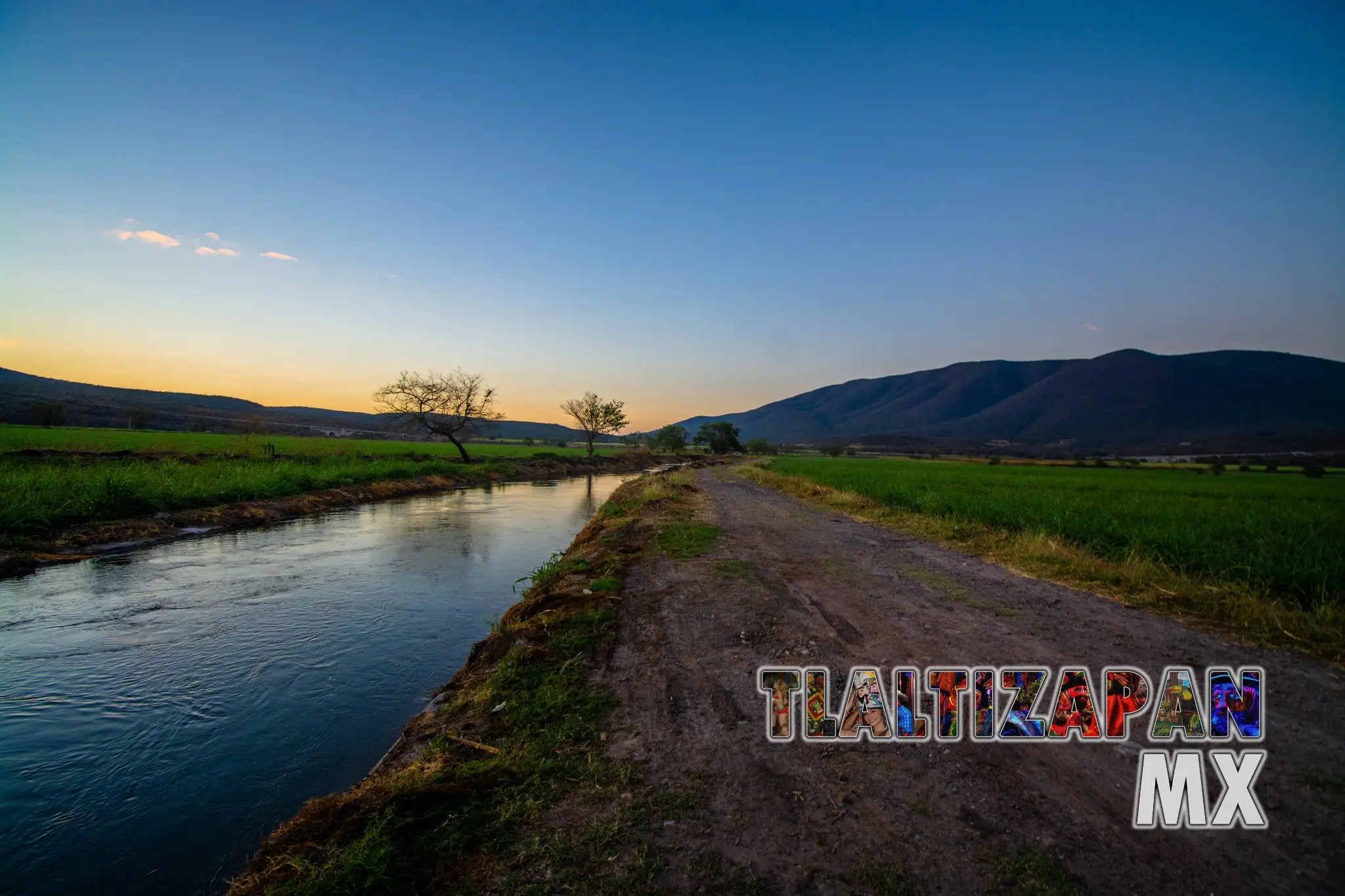 Amanecer en el canal y el cerro Santa María de Tlaltizapán, Morelos, México