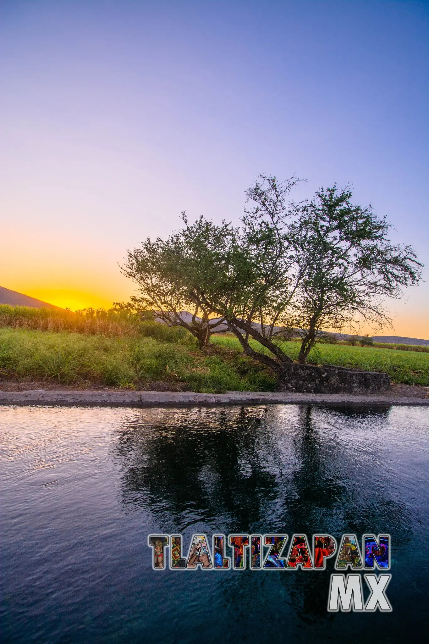 Colores del amanecer en el canal de Tlaltizapán, Morelos, México