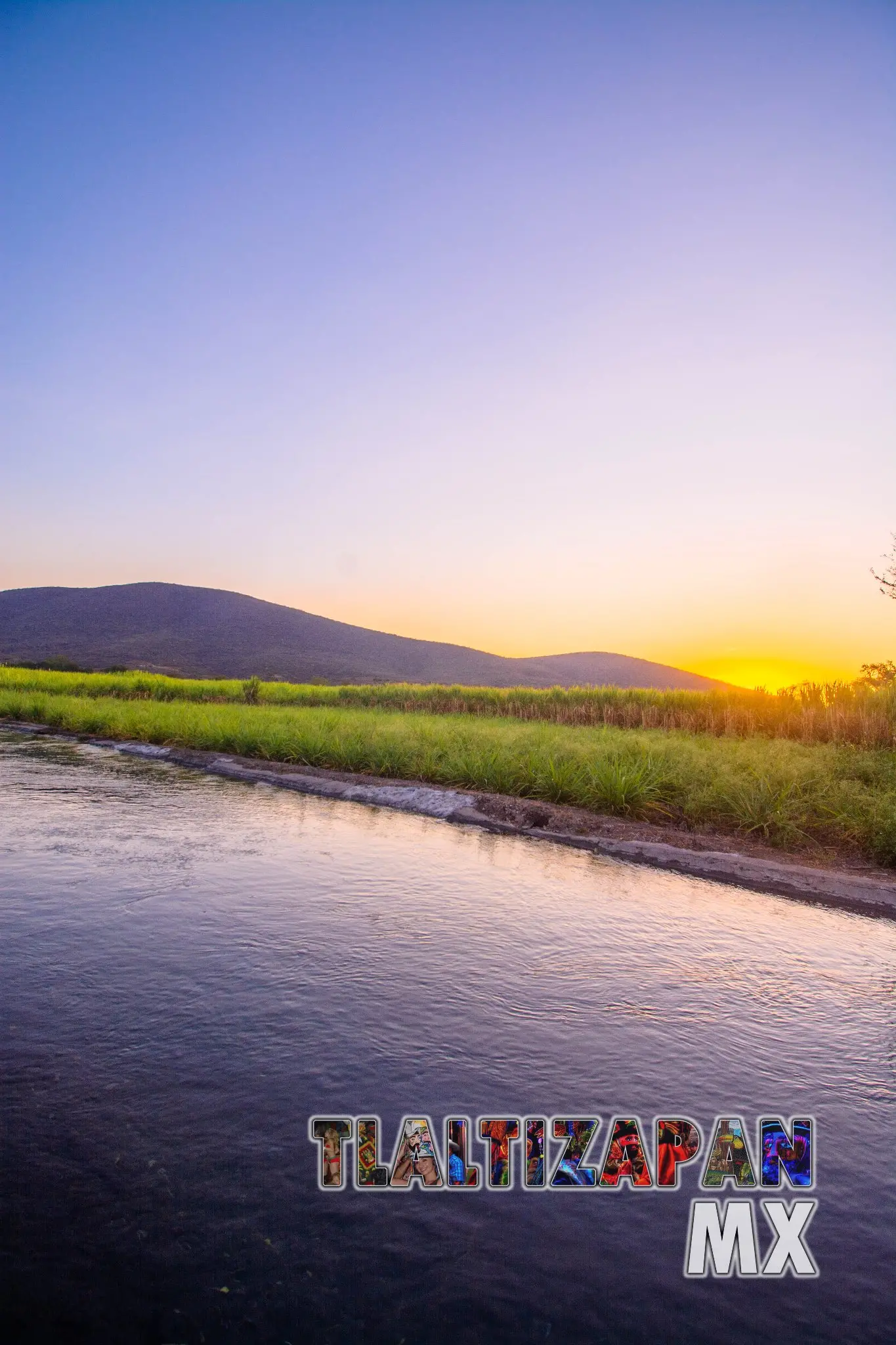 Bellos colores del amanecer en el canal de riego de Tlaltizapán, Morelos, México