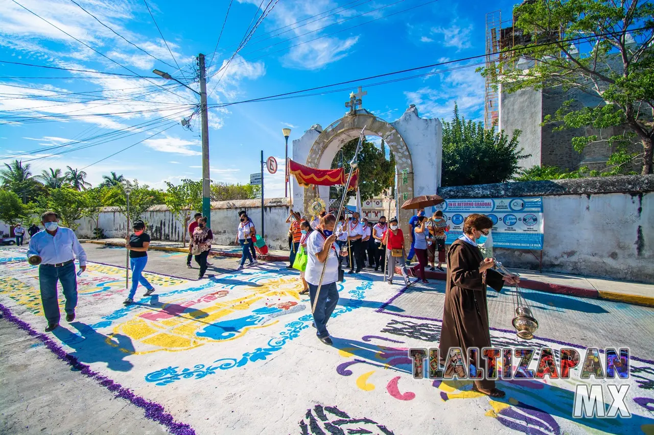 Procesión saliendo de la parroquia San Miguel Arcángel en Tlaltizapán de Zapata Morelos.