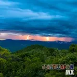 Tormenta eléctrica al horizonte del cerro Santa María de Tlaltizapán, Morelos