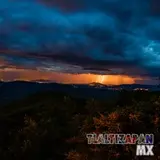 Tormenta eléctrica al anochecer vista desde el cerro Santa María