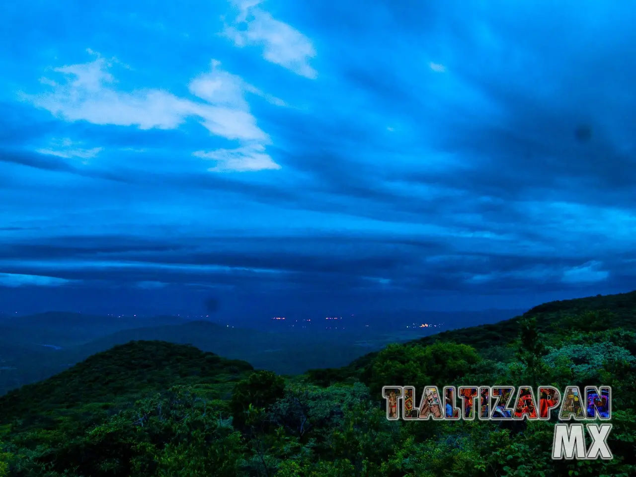 Paisaje nocturno visto desde la cima del cerro Santa María