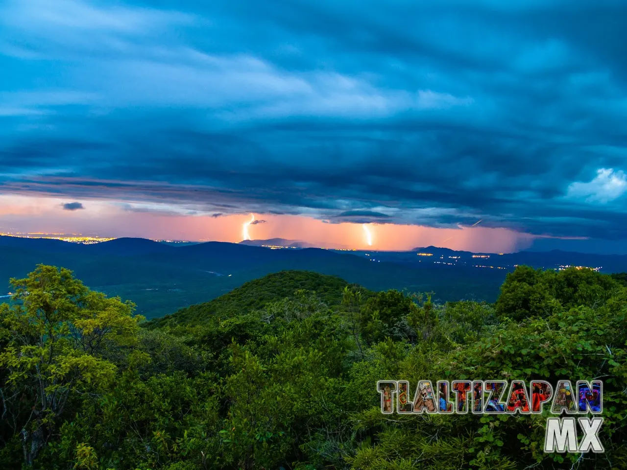 Tormenta eléctrica al horizonte del cerro Santa María de Tlaltizapán, Morelos