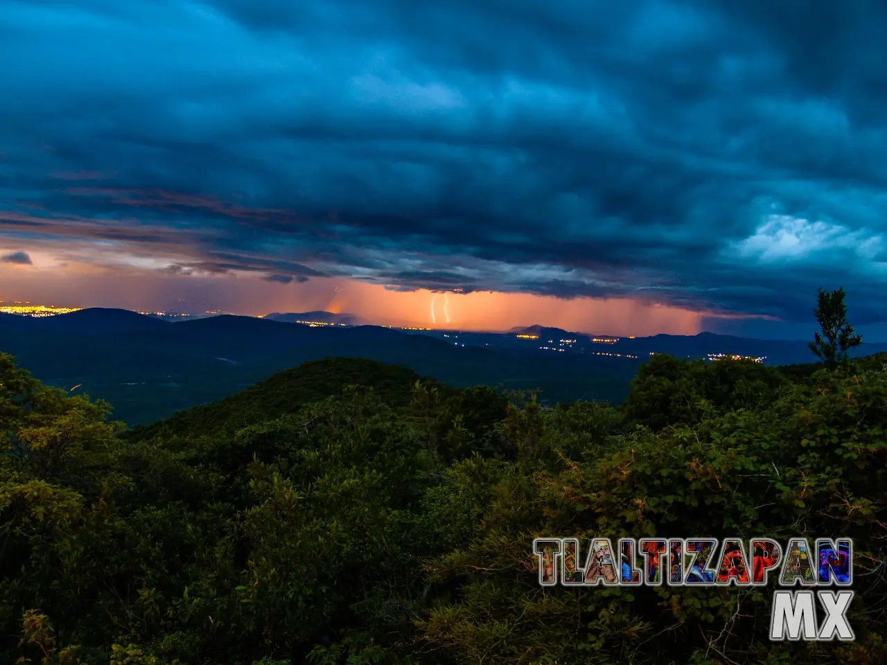 Rayos en plena tormenta captados desde el cerro Santa María.