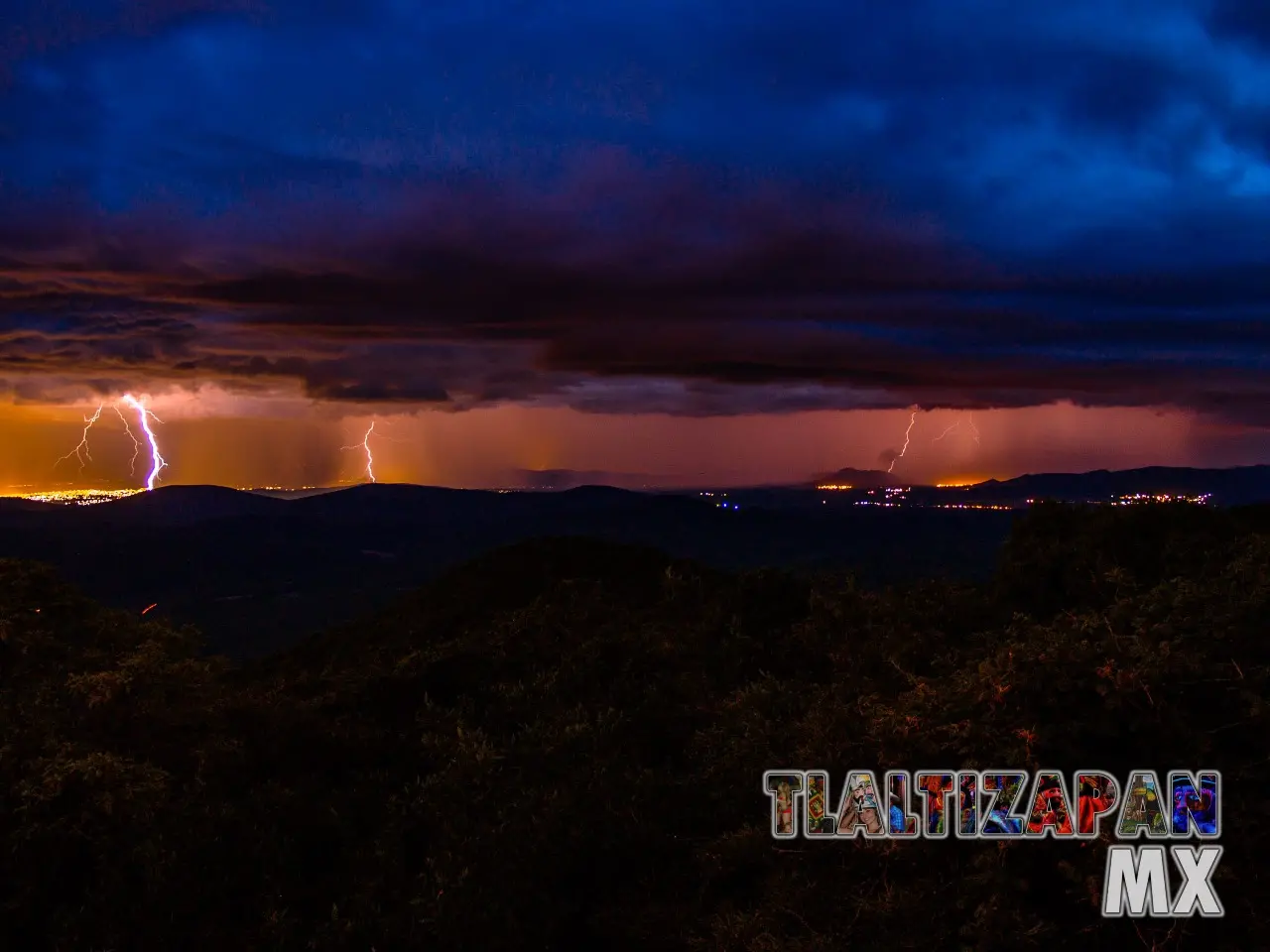 Rayos captados desde el cerro Santa María en una noche de tormenta.