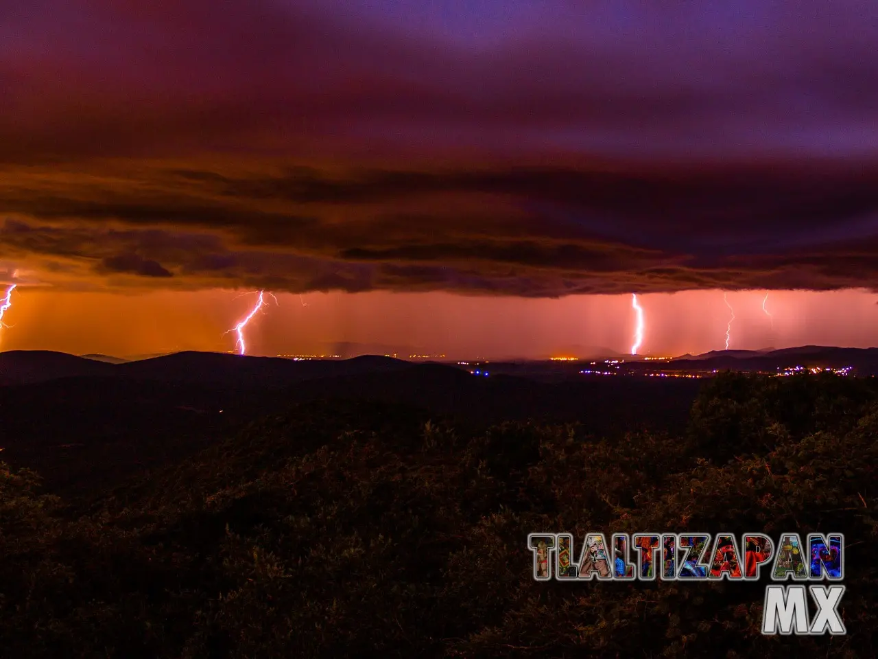 Tormenta eléctrica al anochecer vista desde el cerro Santa María