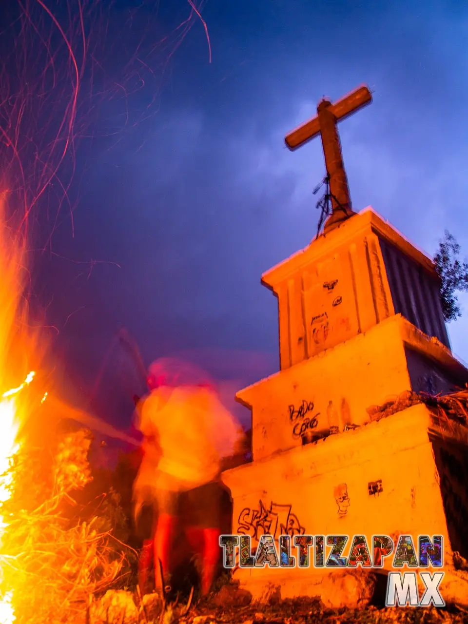 Toma nocturna de la cruz del cerro Santa María en Tlaltizapán, Morelos